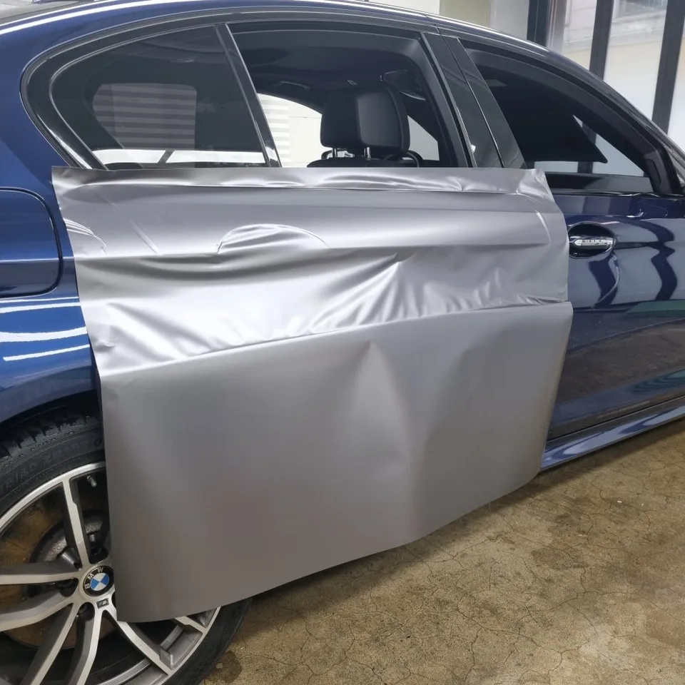 BMW 5 Series G30 カーラッピング事例：サテンダークグレーへの変貌 施工写真 2-2