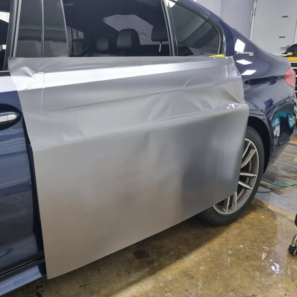 BMW 5 Series G30 カーラッピング事例：サテンダークグレーへの変貌 施工写真 3-2