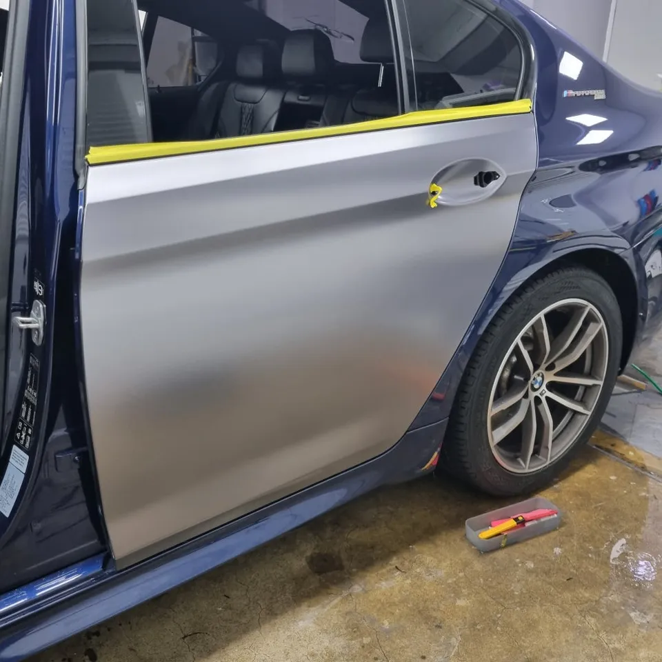 BMW 5 Series G30 カーラッピング事例：サテンダークグレーへの変貌 施工写真 4-2