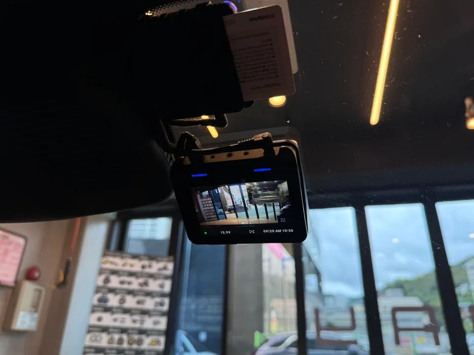 Mercedes-Benz CLS63 AMG dash cam - Mercedes-Benz CLS63 AMG Dash Cam Installation - Battery Drain Sol photo 3