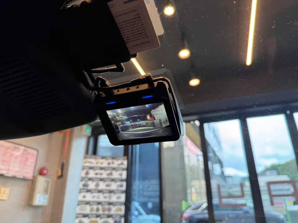 Mercedes-Benz CLS63 AMG dash cam - Mercedes-Benz CLS63 AMG Dash Cam Installation - Battery Drain Sol photo 5