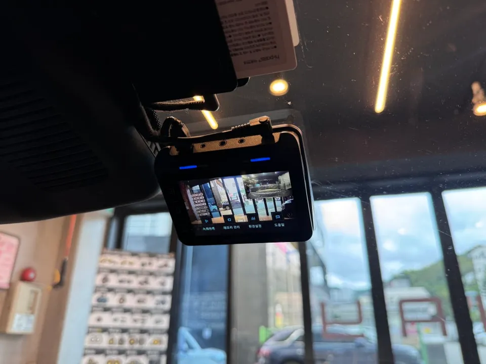 Mercedes-Benz CLS63 AMG dash cam - Mercedes-Benz CLS63 AMG Dash Cam Installation - Battery Drain Sol photo 6