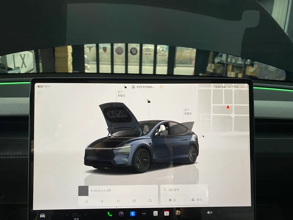 Tesla Model Y steering wheel - Tesla Model Y Custom Steering Wheel Review photo 3