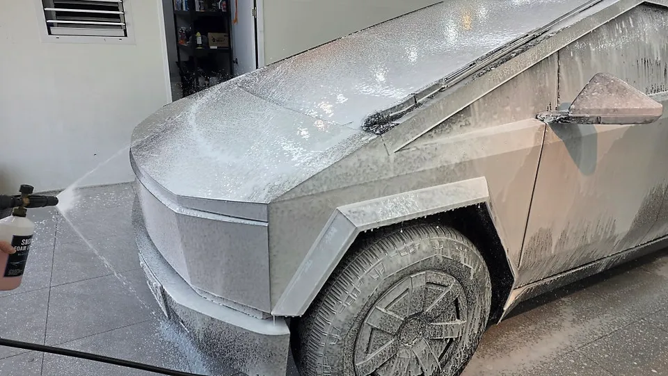 Tesla Cybertruck PPF施工事例｜費用目安と仕上がり 施工写真 2-3