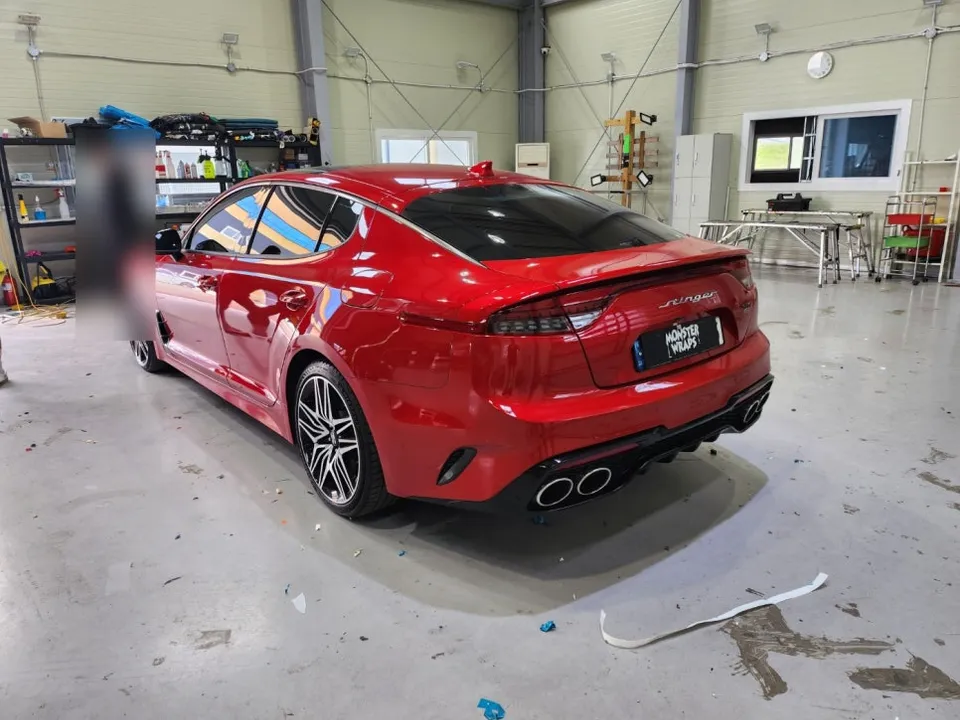 Kia Stingerのカーラッピング事例|費用目安・仕上がり 施工写真 1-2