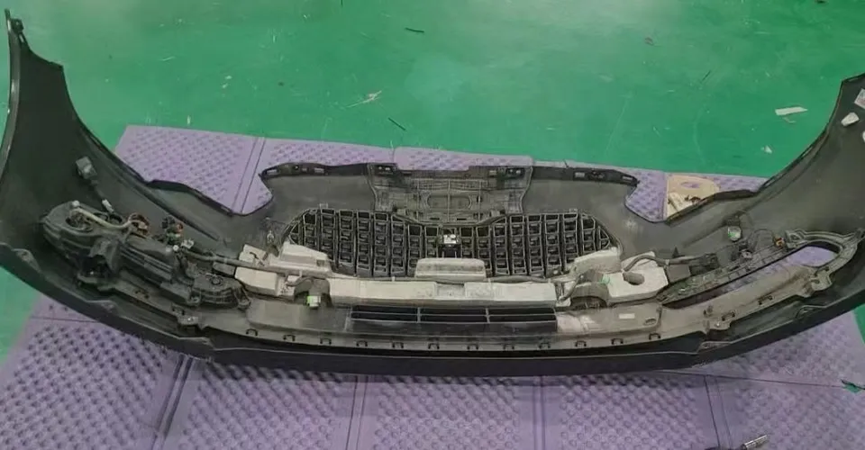 Kia K900 body kit - Kia K900 Body Kit Upgrade: New Grille & Bumper Installation photo 4