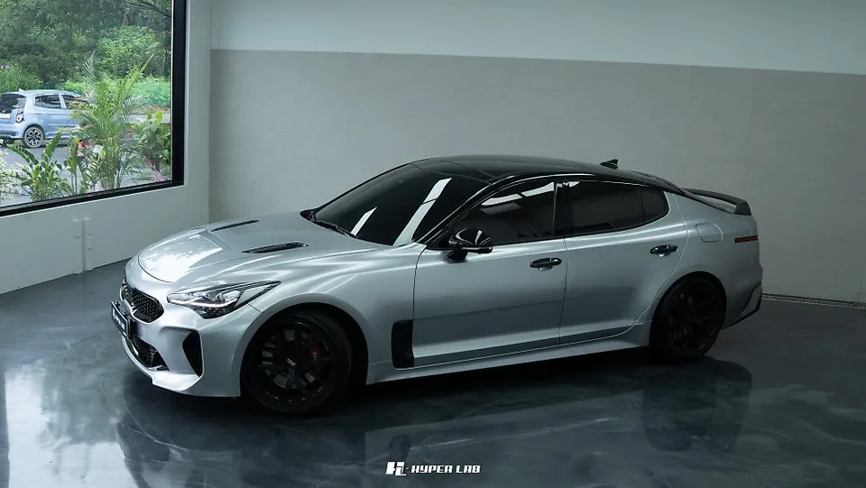 Kia Stingerのカーラッピング事例｜GTシルバーで高級感を演出 施工写真 5-1