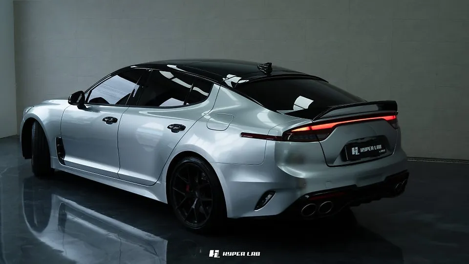 Kia Stingerのカーラッピング事例｜GTシルバーで高級感を演出 施工写真 2-2