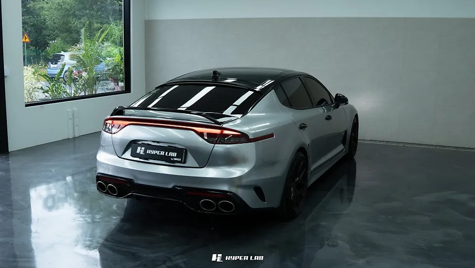 Kia Stingerのカーラッピング事例｜GTシルバーで高級感を演出 施工写真 3-2