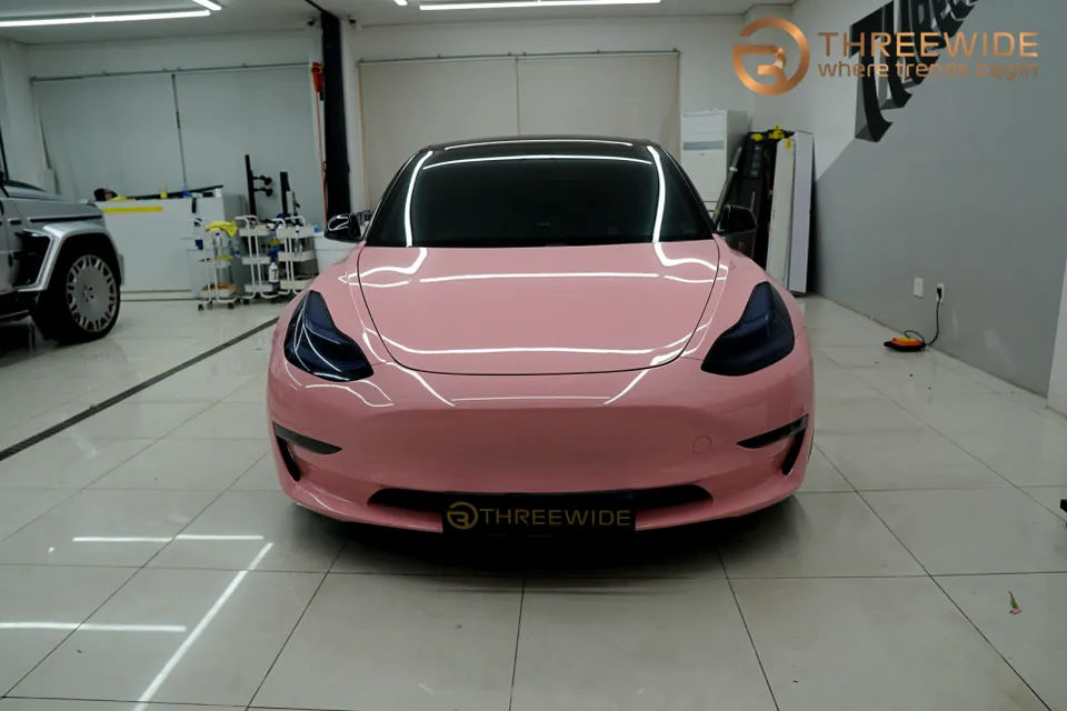 Tesla Model 3のカーラッピング事例：サクラピンクの魅力 施工写真 2-1