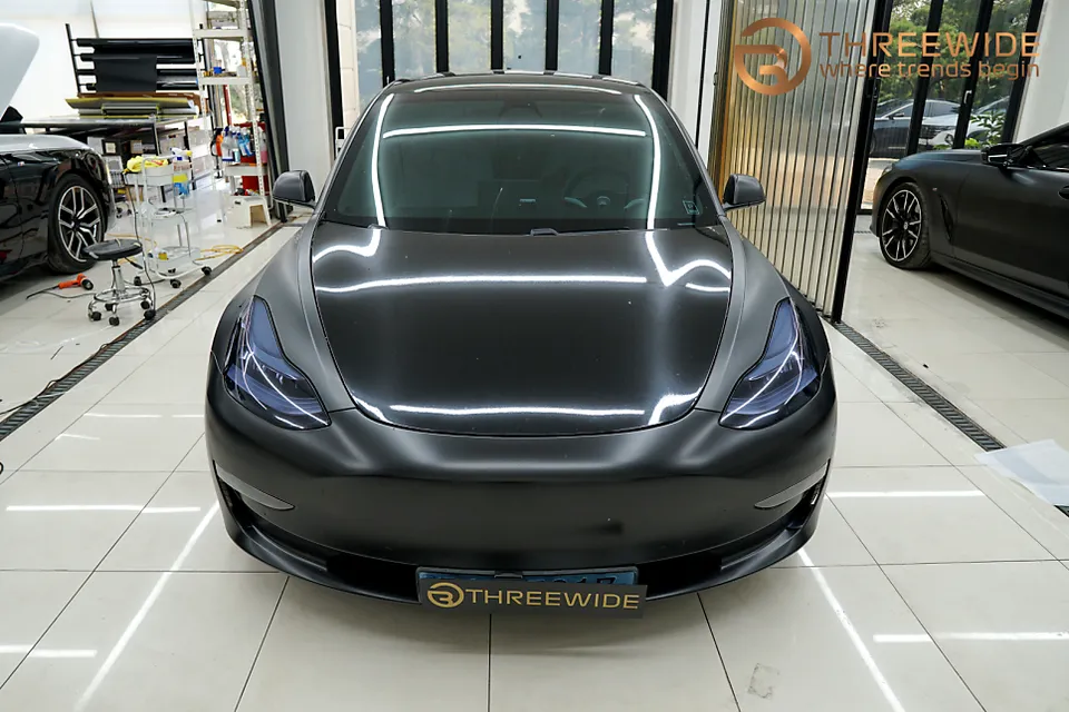 Tesla Model 3のカーラッピング事例：サクラピンクの魅力 施工写真 2-2