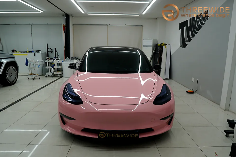 Tesla Model 3のカーラッピング事例：サクラピンクの魅力 施工写真 3-2