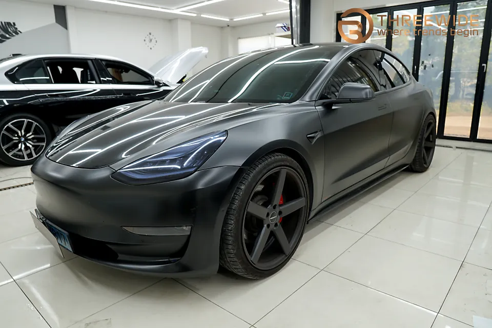 Tesla Model 3のカーラッピング事例：サクラピンクの魅力 施工写真 1-3