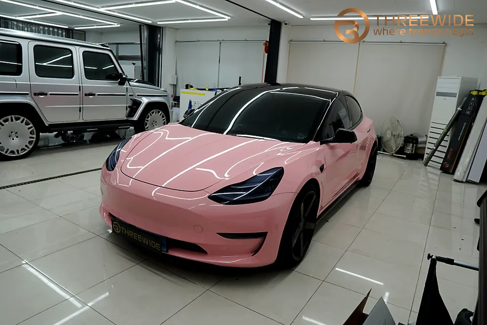 Tesla Model 3のカーラッピング事例：サクラピンクの魅力 施工写真 2-3