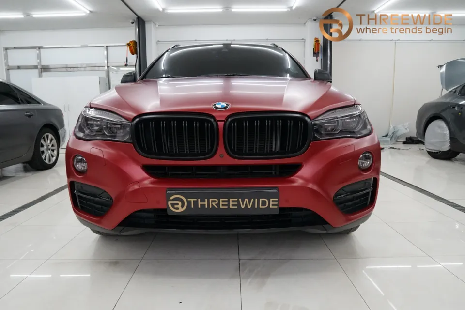 BMW X6 カーラッピング事例|サテンヴァンパイアレッドの費用と仕上がり 施工写真 1-1