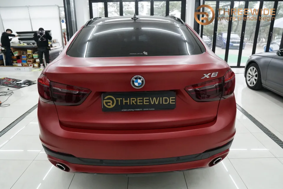 BMW X6 カーラッピング事例|サテンヴァンパイアレッドの費用と仕上がり 施工写真 3-1