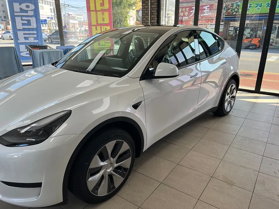 Tesla Model Y Window Tinting Review: Solargard Saturn Perfection photo 2