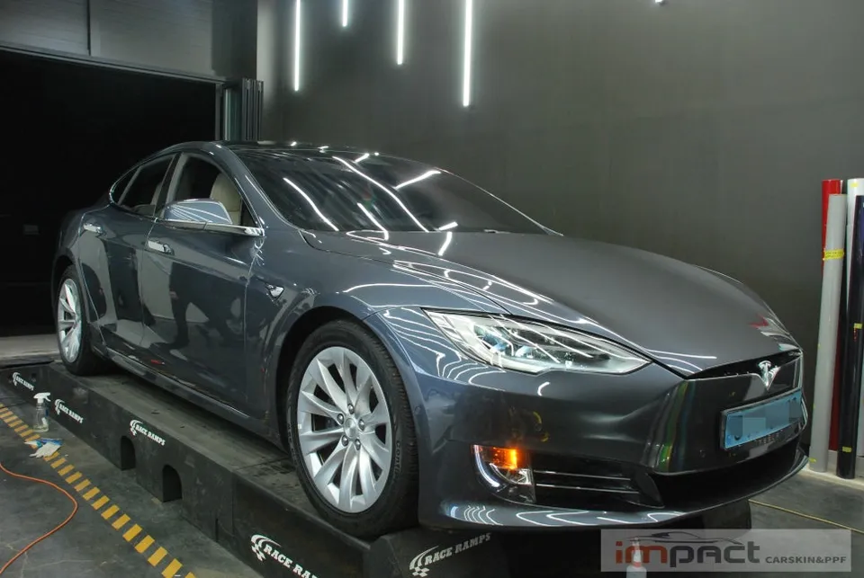 Tesla Model Sのカーラッピング事例|ホワイトカラーへのフルチェンジ 施工写真 2-1