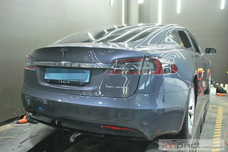Tesla Model Sのカーラッピング事例|ホワイトカラーへのフルチェンジ 施工写真 3-1