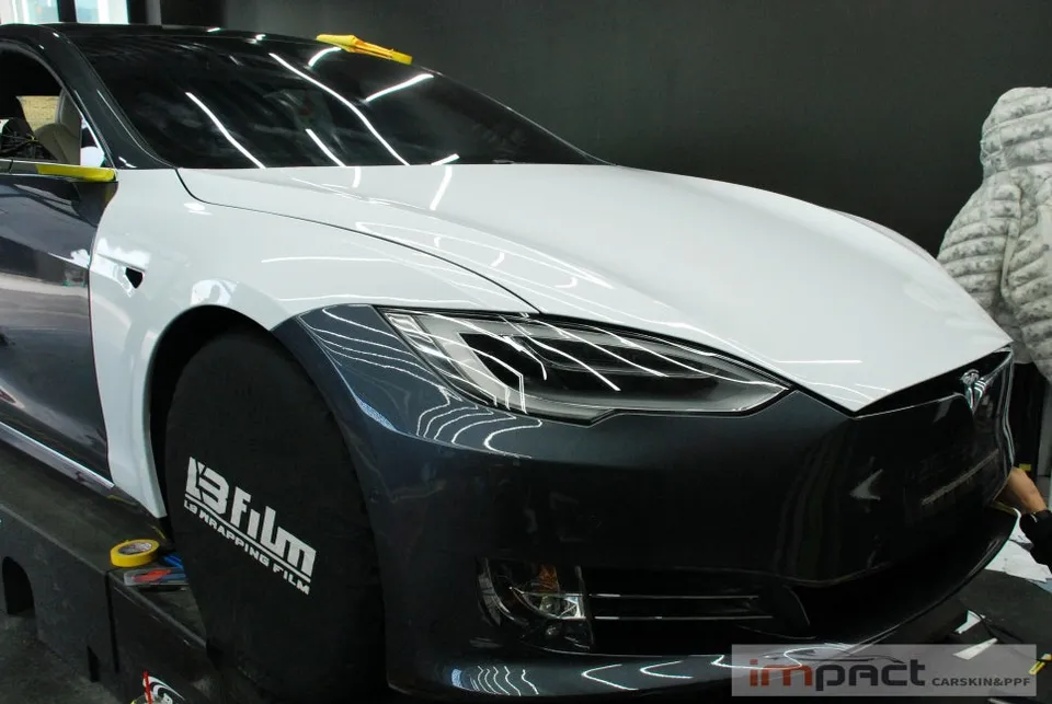 Tesla Model Sのカーラッピング事例|ホワイトカラーへのフルチェンジ 施工写真 3-2