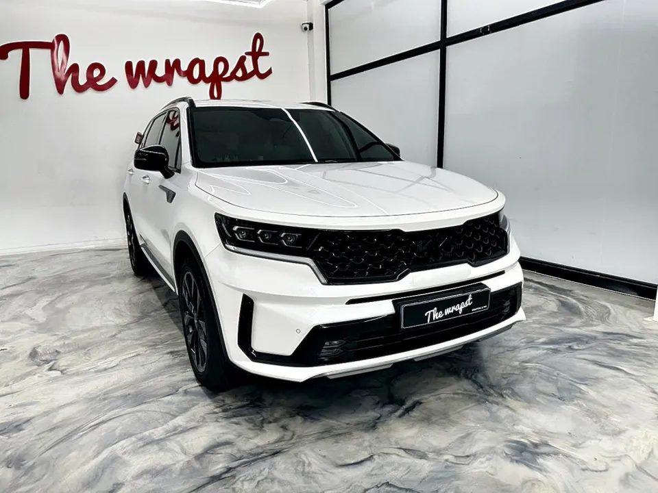 Kia Sorento MQ4のカーラッピング事例:サテンブラックの変貌 施工写真 3-1