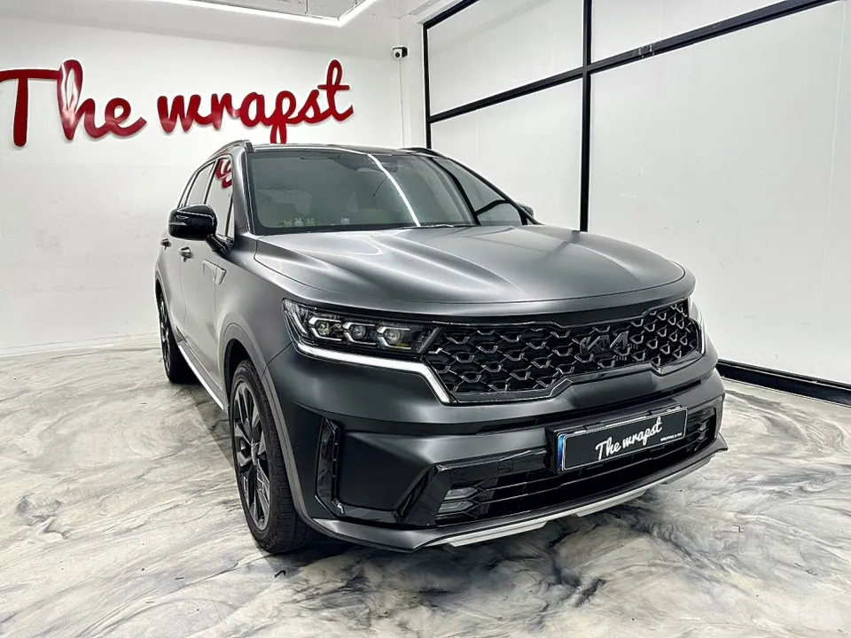 Kia Sorento MQ4のカーラッピング事例:サテンブラックの変貌 施工写真 1-2
