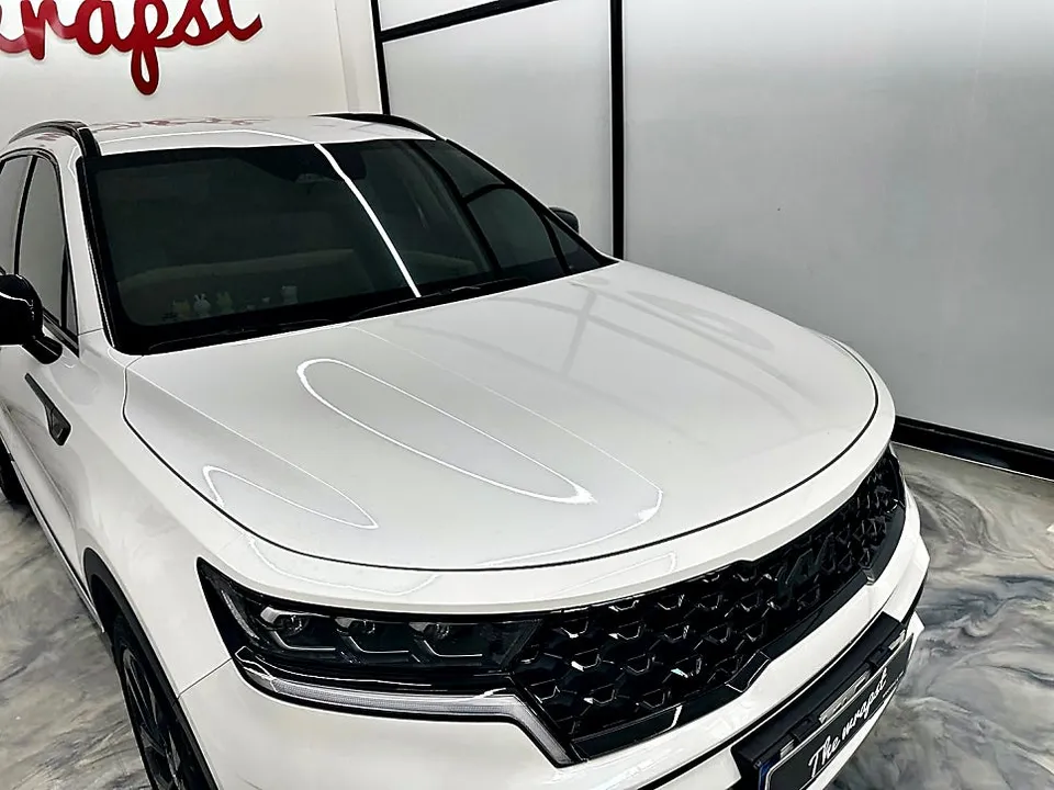 Kia Sorento MQ4のカーラッピング事例:サテンブラックの変貌 施工写真 2-2