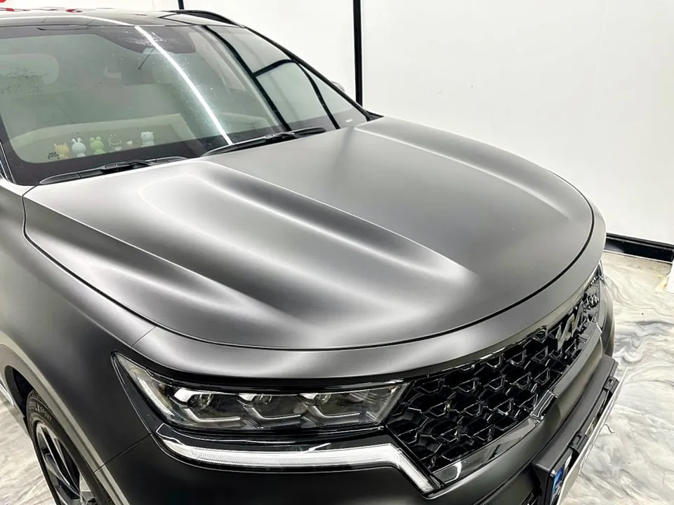 Kia Sorento MQ4のカーラッピング事例:サテンブラックの変貌 施工写真 3-2