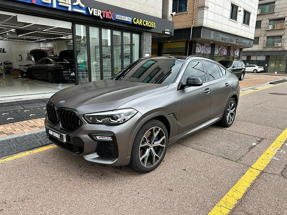 BMW X6のカーラッピング事例|費用目安・仕上がり 施工写真 1-1