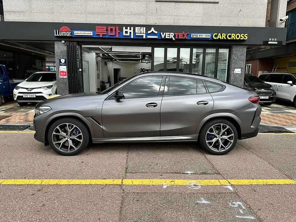 BMW X6のカーラッピング事例|費用目安・仕上がり 施工写真 2-1