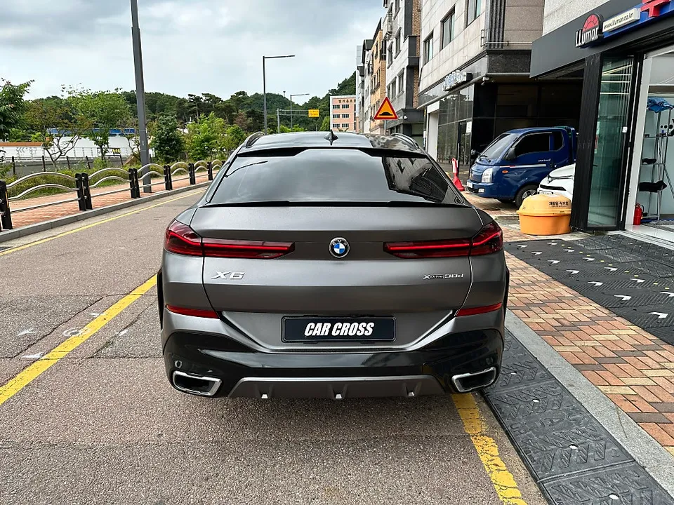 BMW X6のカーラッピング事例|費用目安・仕上がり 施工写真 3-1