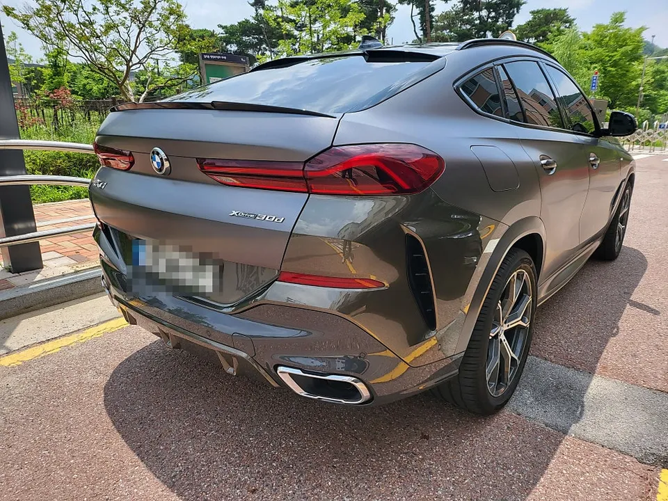 BMW X6のカーラッピング事例|費用目安・仕上がり 施工写真 4-1