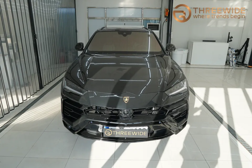Lamborghini Urusのカーラッピング事例|サテンブラックと実内装 施工写真 2-1