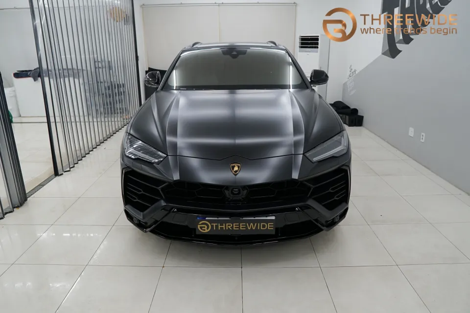Lamborghini Urusのカーラッピング事例|サテンブラックと実内装 施工写真 3-1