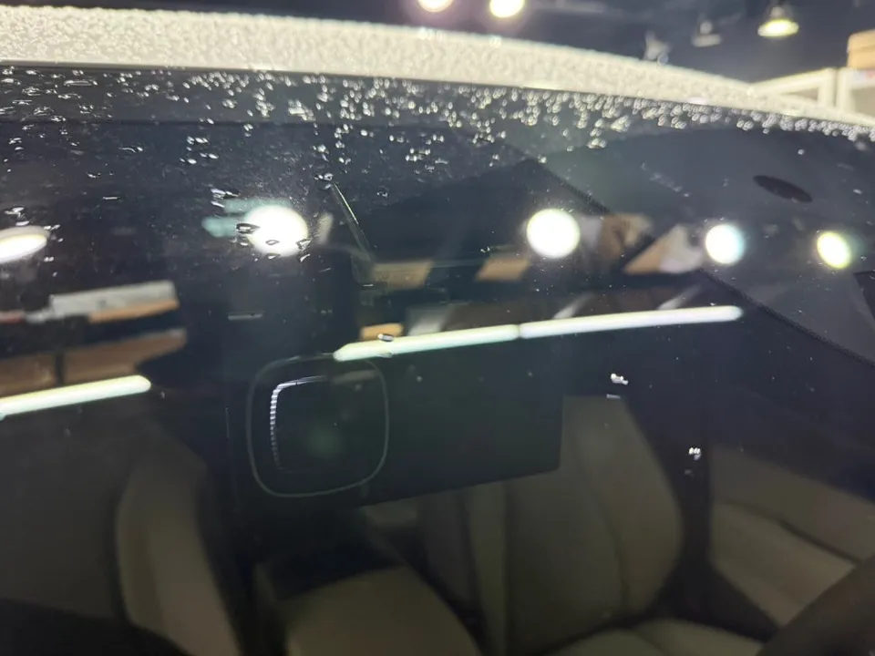 Kia Carnivalのドライブレコーダー取付事例 施工写真 2-2