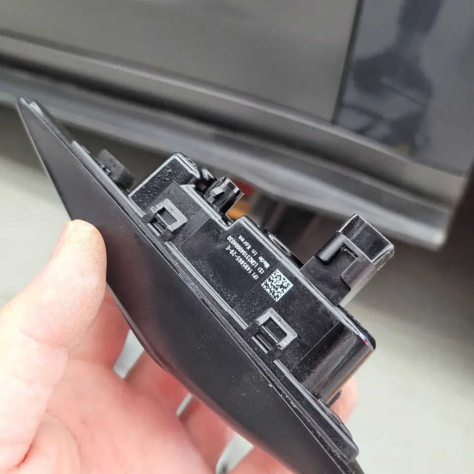 Tesla Model 3のカーラッピング事例｜事故修理後の仕上がり 施工写真 1-2