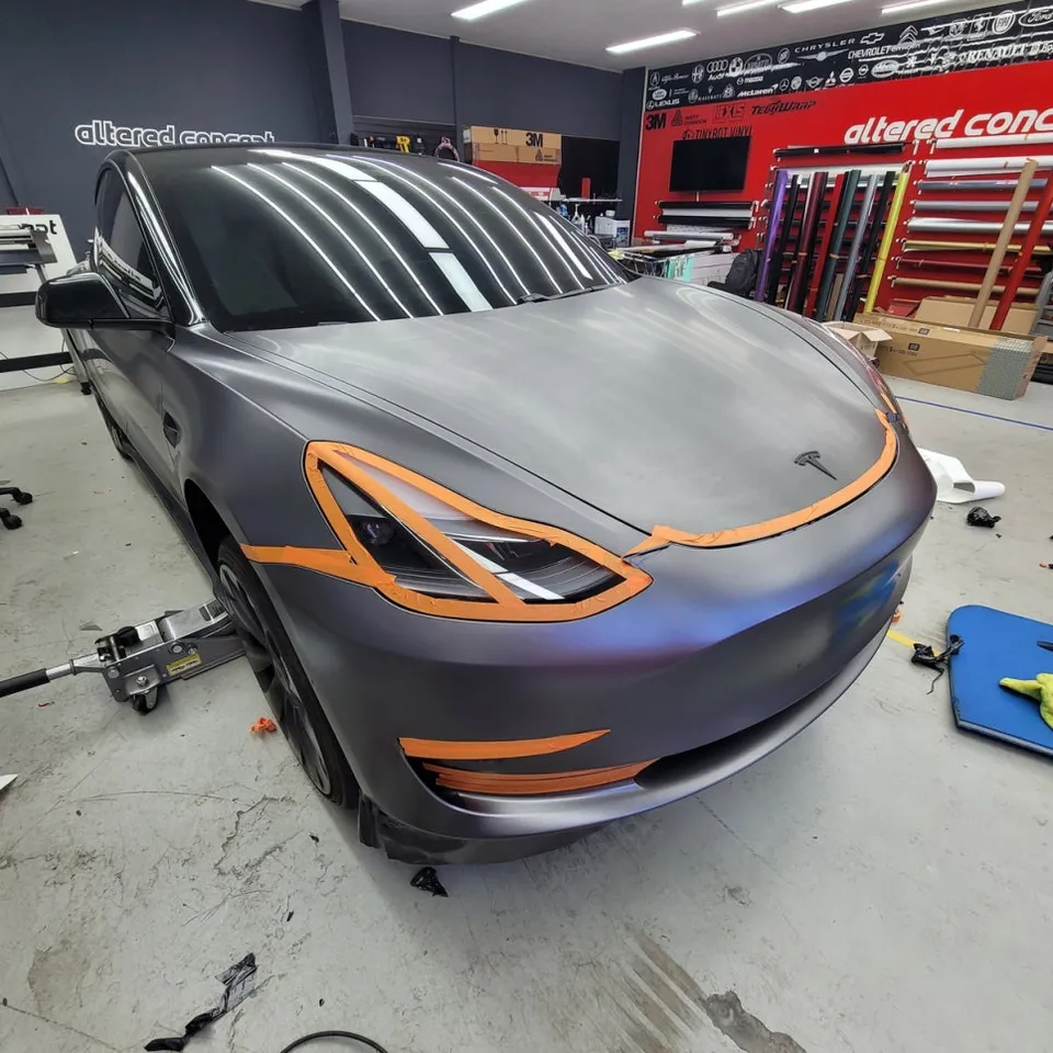 Tesla Model 3のカーラッピング事例｜事故修理後の仕上がり 施工写真 2-2