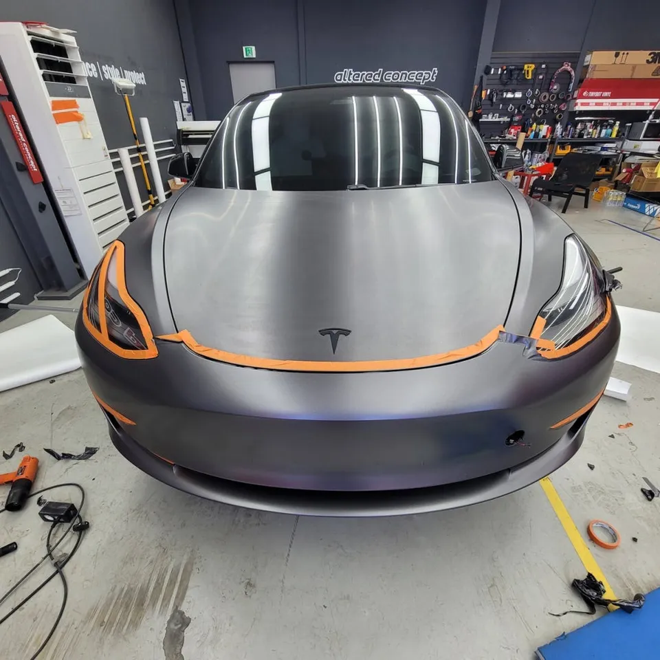 Tesla Model 3のカーラッピング事例｜事故修理後の仕上がり 施工写真 3-2