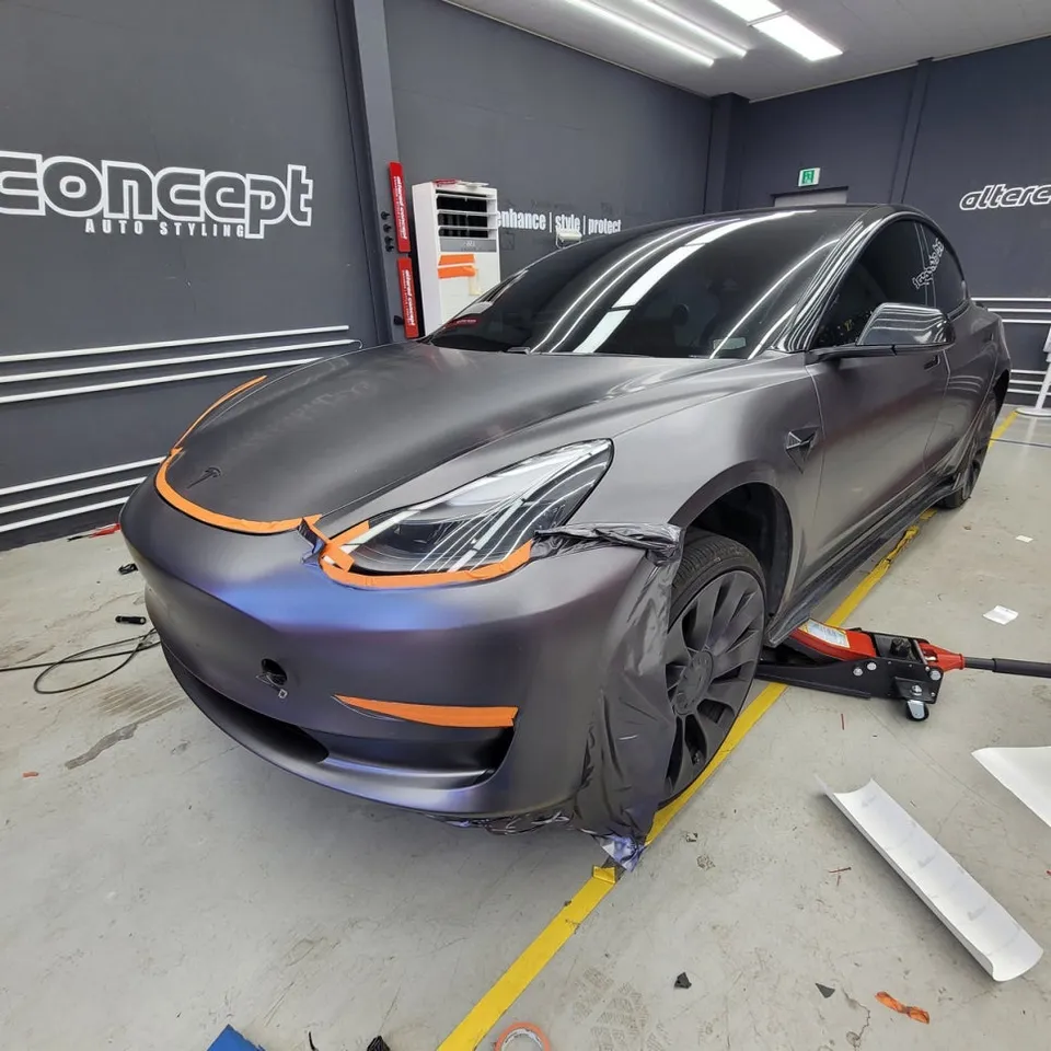 Tesla Model 3のカーラッピング事例｜事故修理後の仕上がり 施工写真 4-2