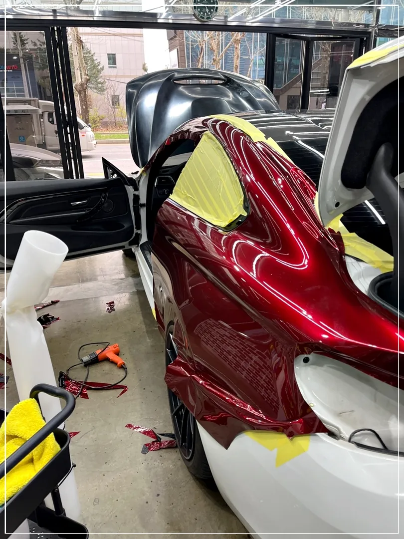 BMW M4のカーラッピング事例｜高光沢レッドの仕上がり 施工写真 2-2
