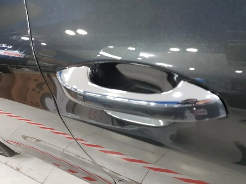 Kia K5 DL3のカーラッピング事例：窓モール・ドアハンドル 施工写真 3-3