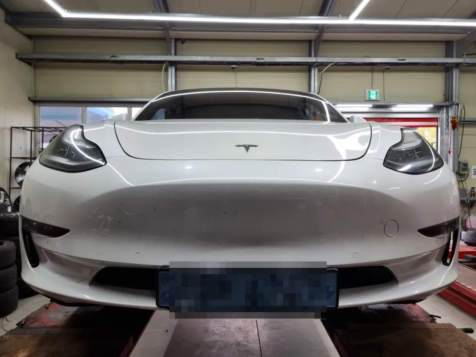 Tesla Model 3のホイールリペア・塗装事例 施工写真 2-1