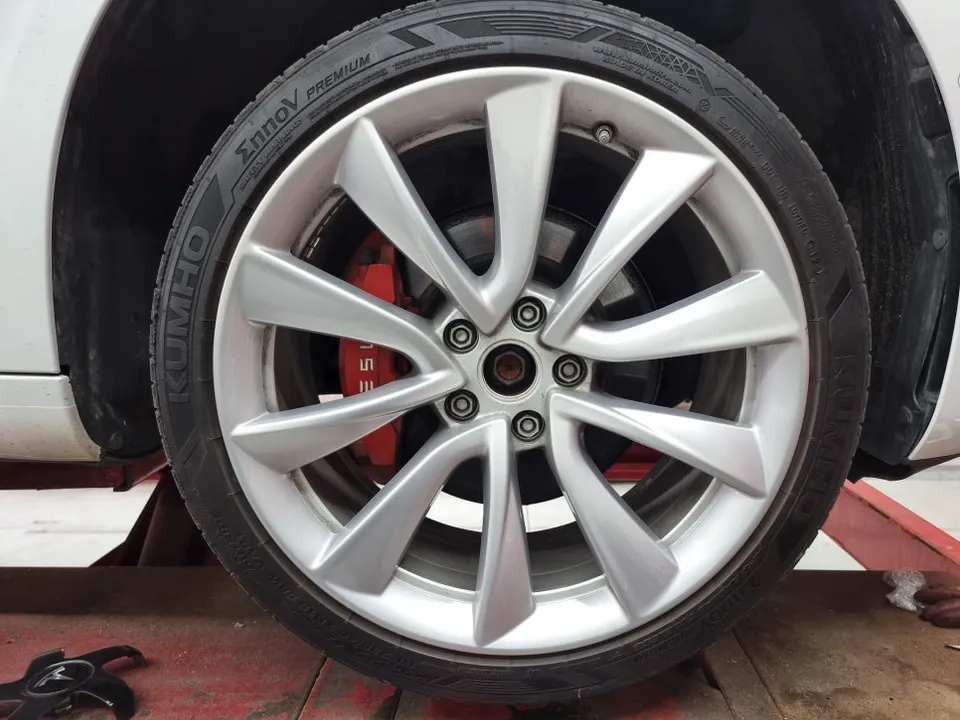 Tesla Model 3のホイールリペア・塗装事例 施工写真 3-1
