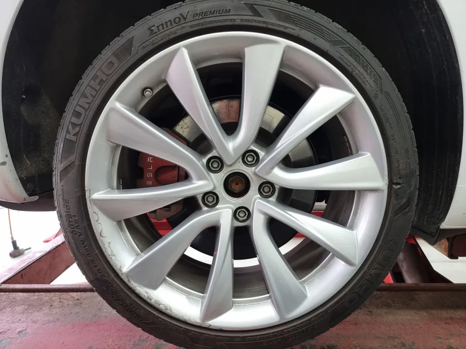 Tesla Model 3のホイールリペア・塗装事例 施工写真 4-1