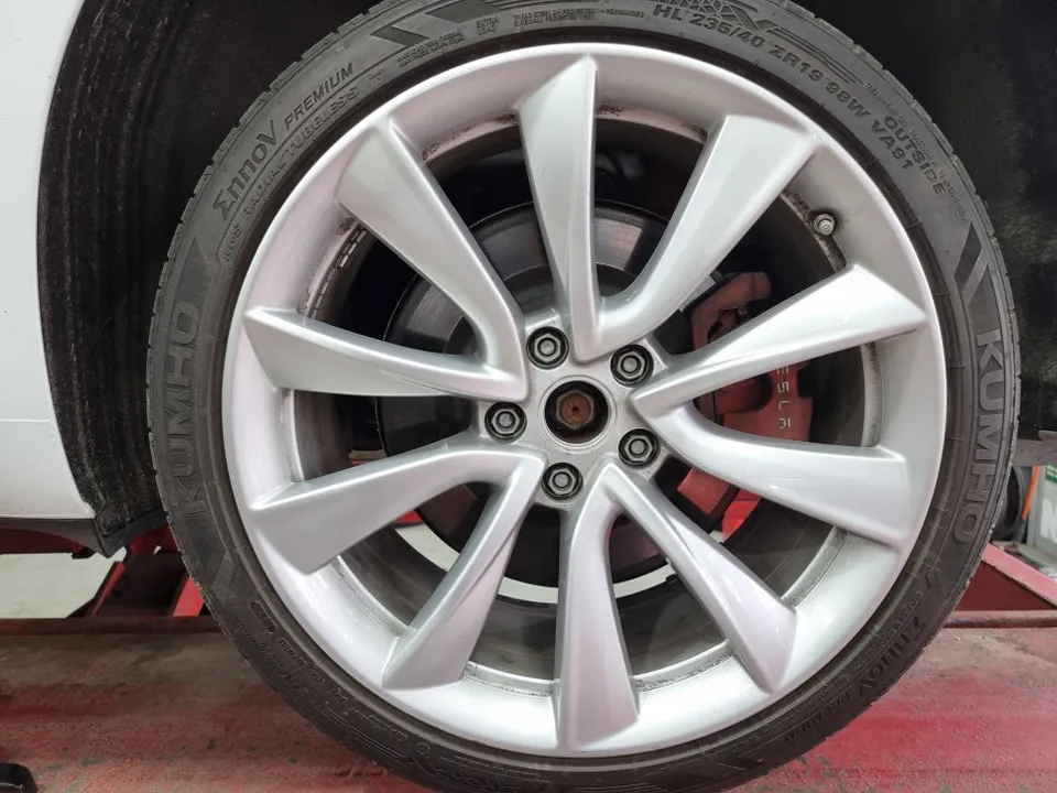 Tesla Model 3のホイールリペア・塗装事例 施工写真 1-2