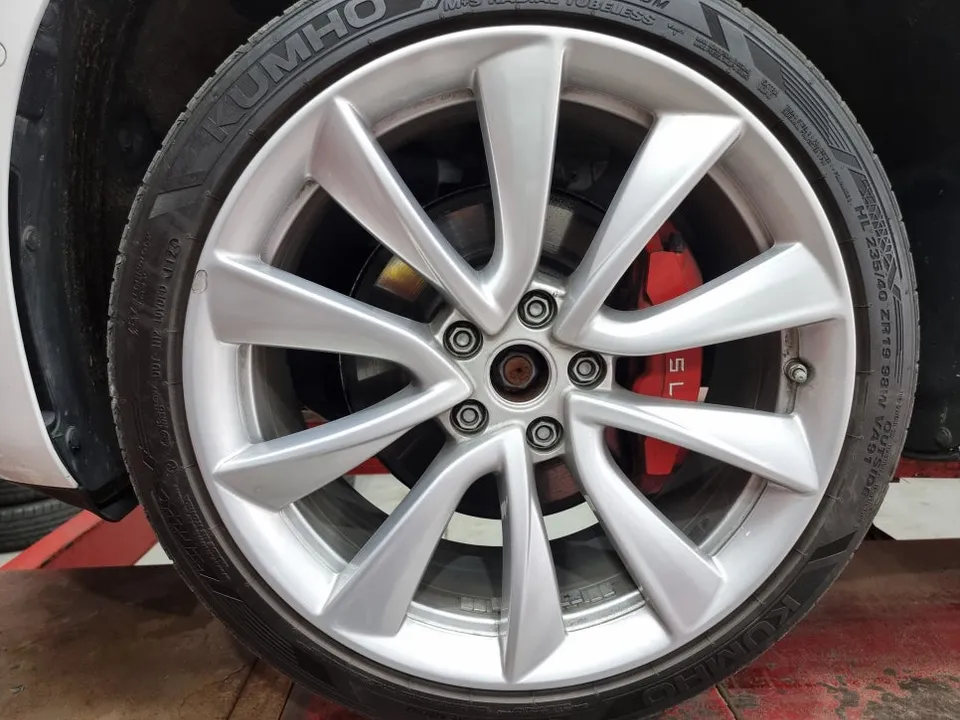 Tesla Model 3のホイールリペア・塗装事例 施工写真 2-2