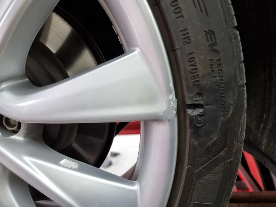 Tesla Model 3のホイールリペア・塗装事例 施工写真 3-2