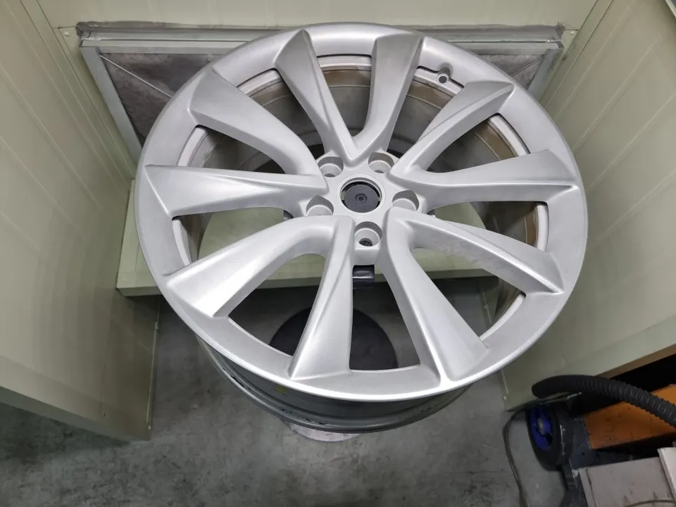 Tesla Model 3のホイールリペア・塗装事例 施工写真 4-2