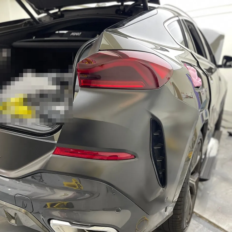 BMW X6のカーラッピング事例|サテンブラックの高級感 施工写真 1-3