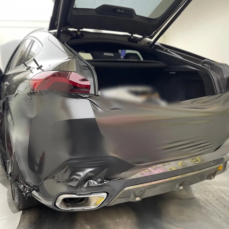 BMW X6のカーラッピング事例|サテンブラックの高級感 施工写真 2-3